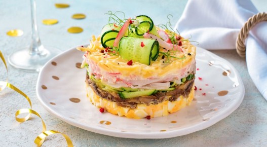 Новый взгляд на салат с крабовыми палочками и жареными шампиньонами