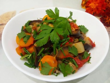 Тушеные баклажаны с помидорами и овощами: вкусно и полезно