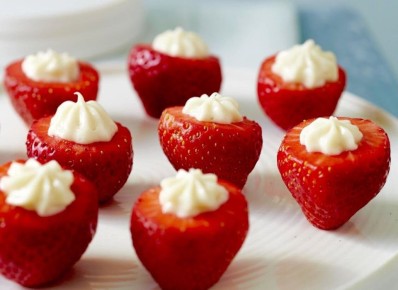 Изысканные блюда с клубникой: салат, бисквит и цукаты