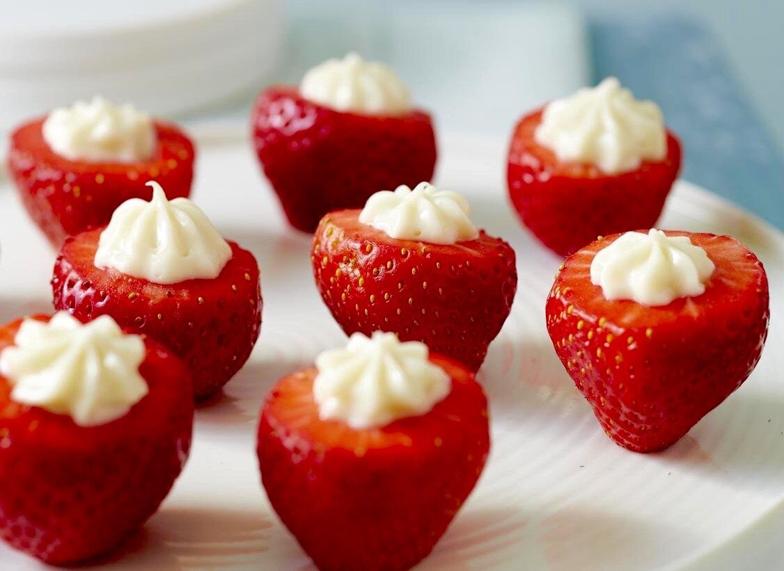 Изысканные блюда с клубникой: салат, бисквит и цукаты