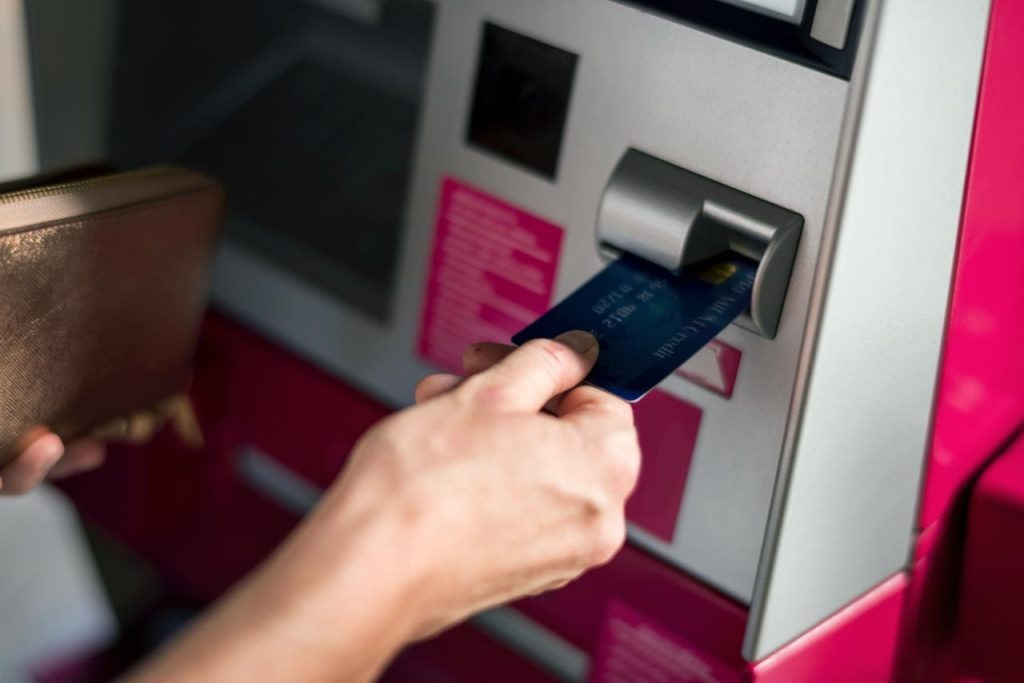 Пенсионные тревоги: как изменения в банках могут повлиять на выплаты россиян в 2026 году