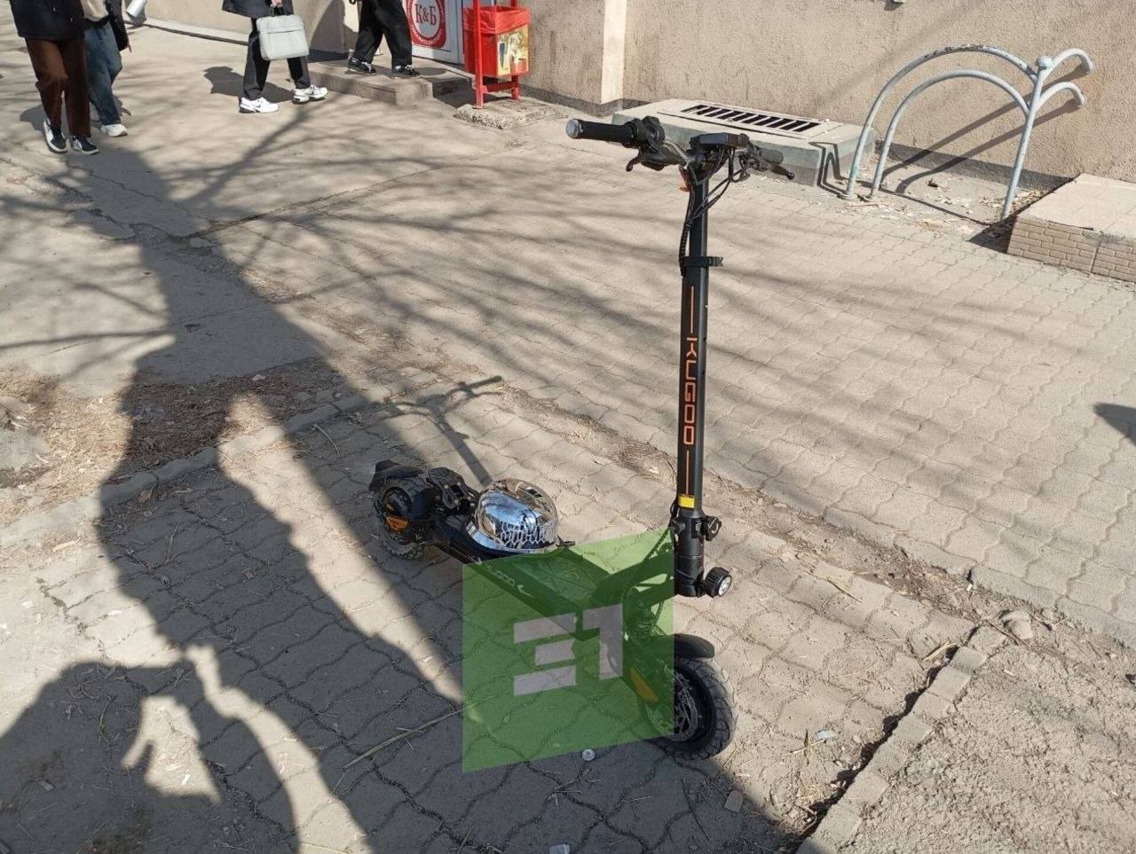 А вот и первая пострадавшая от самокатчика А вот и первая пострадавшая от самокатчика