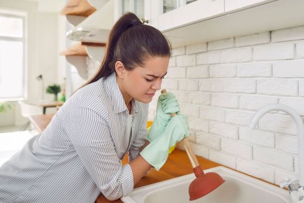 Как решить проблему засора в раковине: 15 работающих методик