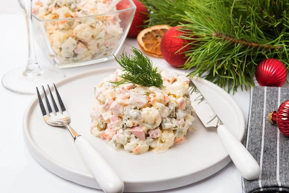 Как правильно хранить новогодние салаты: советы Роскачества