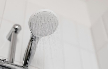 Эксперт объясняет, как быстро и эффективно очистить душевую лейку от бактерий