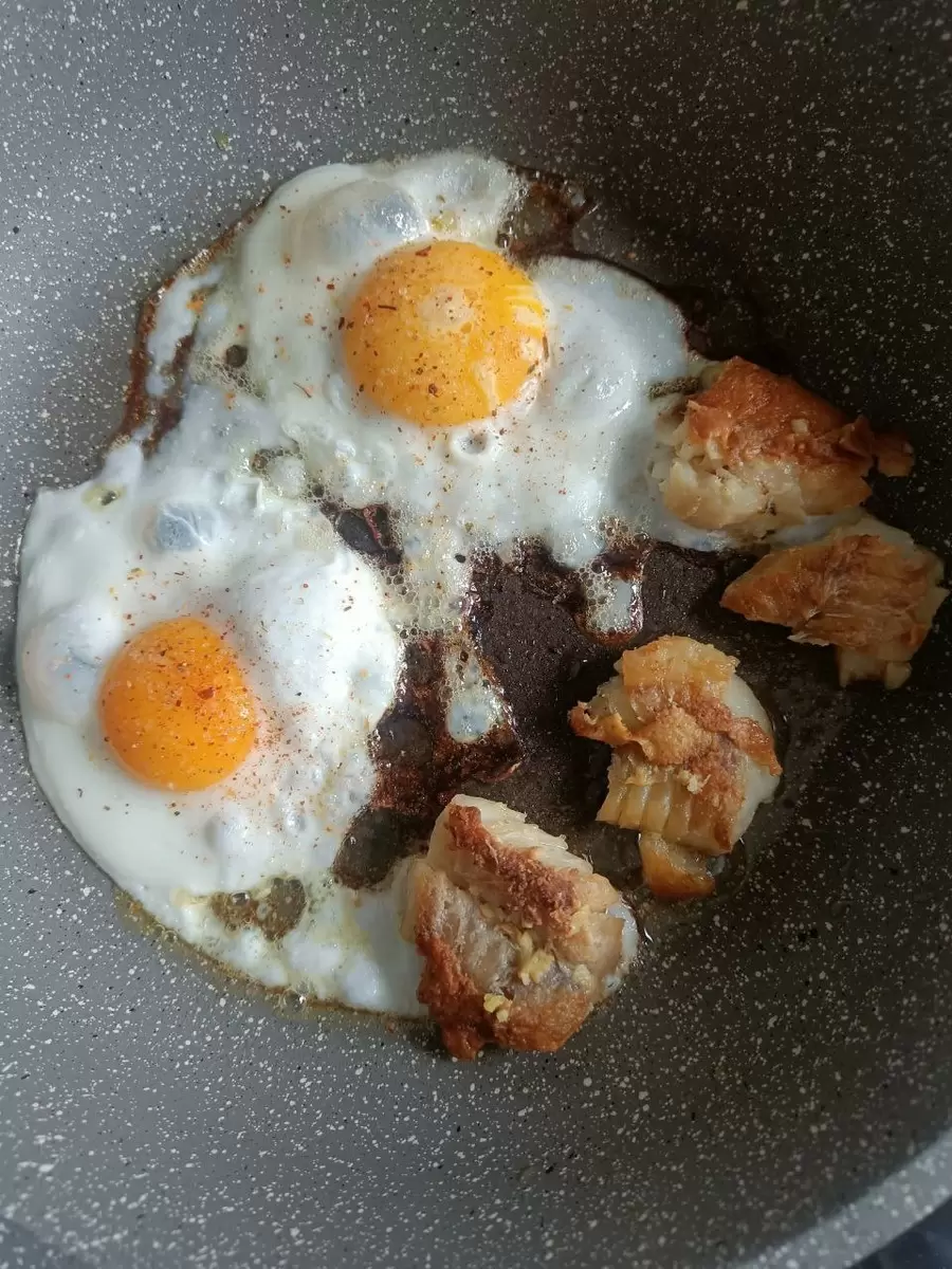 Глазунья с окунем: великолепное начало дня