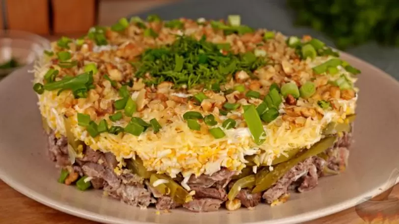 Новый взгляд на новогодний стол: слоеный салат с мясом и сыром за 40 минут