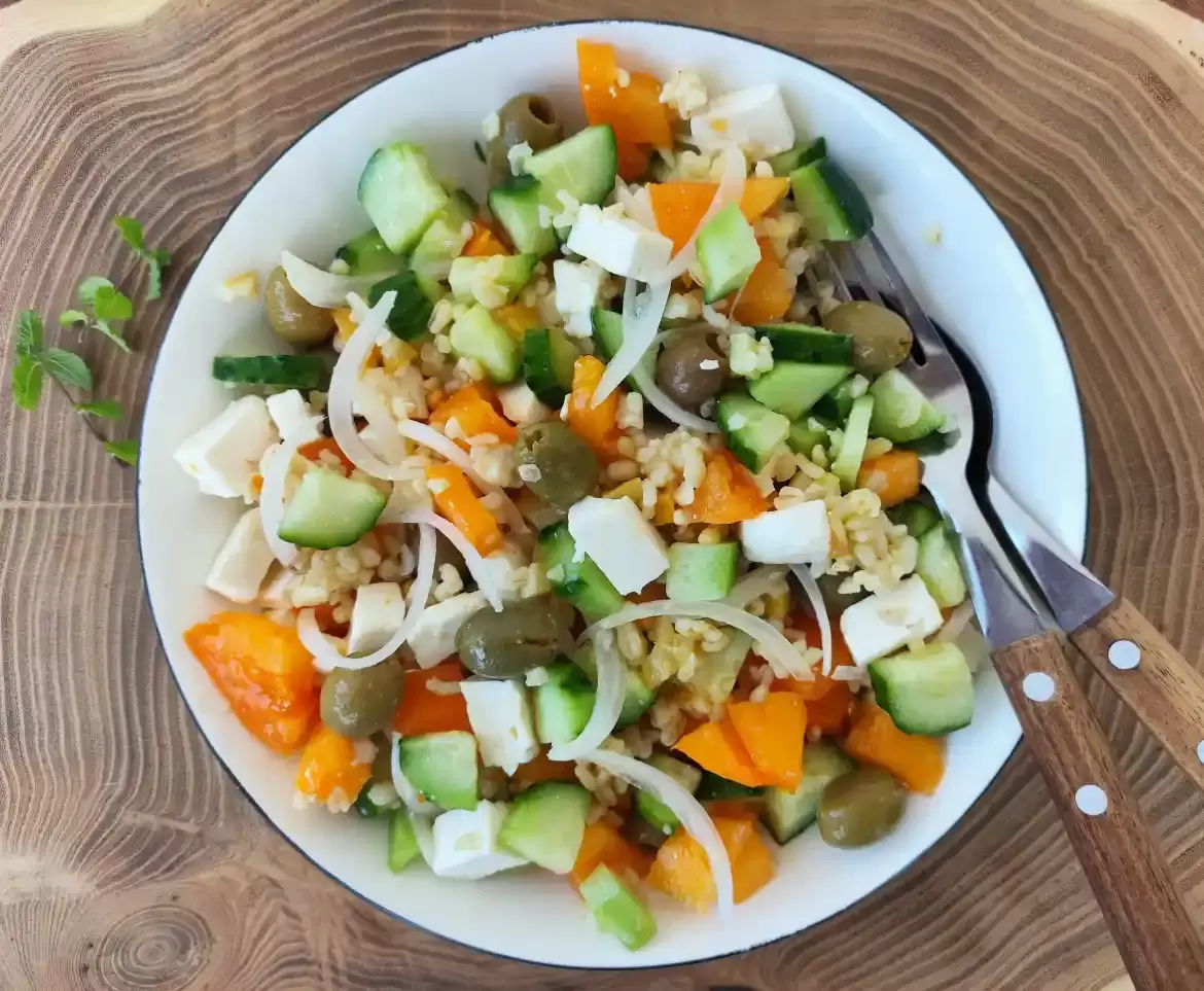 Салат в средиземноморском стиле: быстро, вкусно и полезно