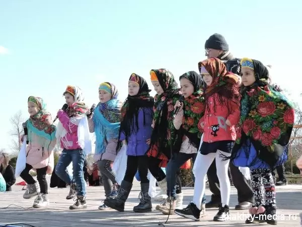 Праздничные блины и радостное прощание с зимой на Соборной площади