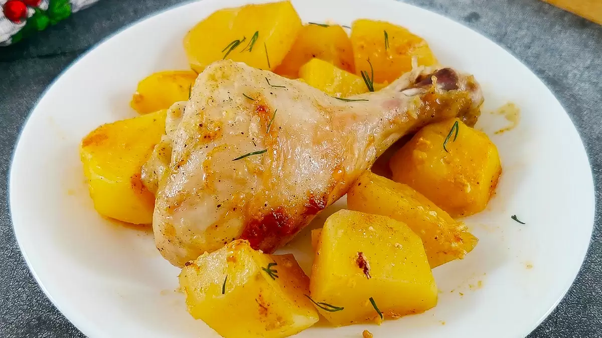 Нежные куриные ножки с ароматным картофелем: идеальный семейный ужин