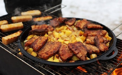 Секреты идеального сала на мангале: как добиться хрустящей корочки и аромата с молодой картошкой