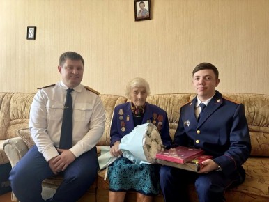 В Челябинской области сотрудники регионального СКР поздравили ветеранов Великой Отечественной войны с Днём Победы