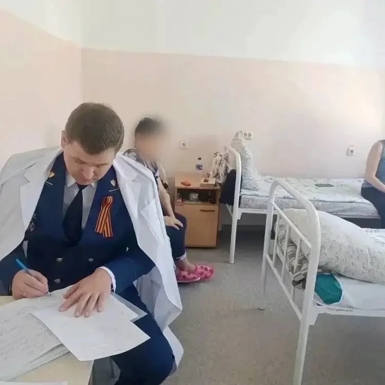 Прокурор Ленинского района города Магнитогорска провёл выездной приём граждан в медицинском учреждении Прокурор Ленинского района города Магнитогорска провёл выездной приём граждан в медицинском учреждении