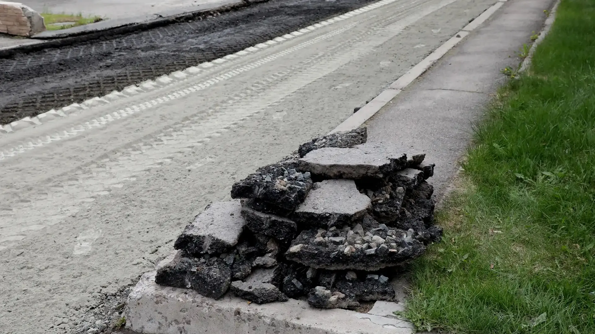 В Магнитогорске дороги восстанавливают с помощью срезанного асфальта