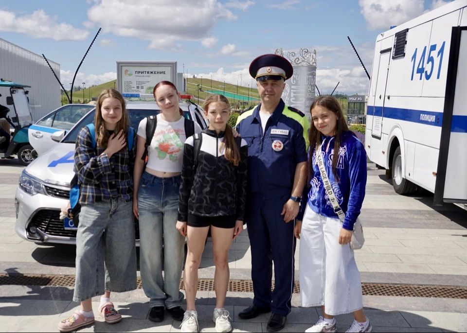 В Магнитогорске полицейские представили свою площадку на фестивале «Челябинская область – большая семья» В Магнитогорске полицейские представили свою площадку на фестивале «Челябинская область – большая семья»