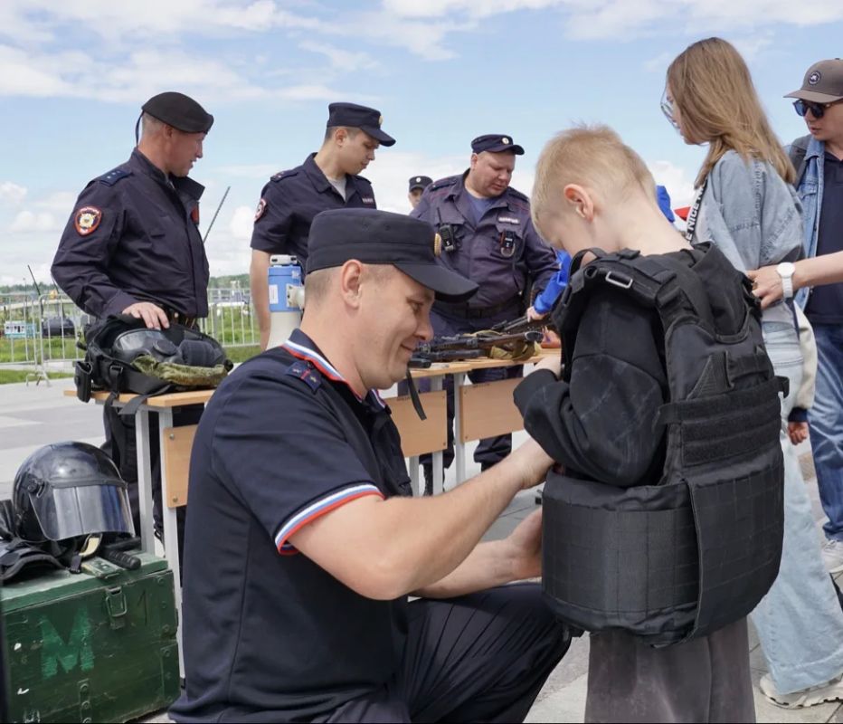 В Магнитогорске полицейские представили свою площадку на фестивале «Челябинская область – большая семья» В Магнитогорске полицейские представили свою площадку на фестивале «Челябинская область – большая семья»