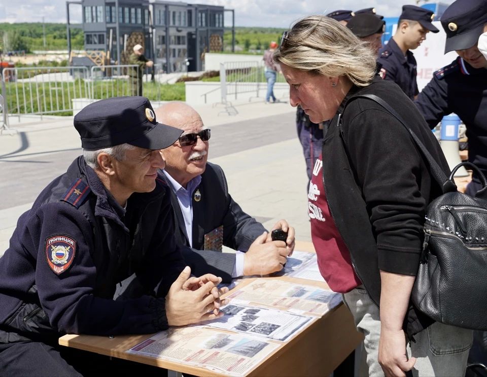 В Магнитогорске полицейские представили свою площадку на фестивале «Челябинская область – большая семья» В Магнитогорске полицейские представили свою площадку на фестивале «Челябинская область – большая семья»