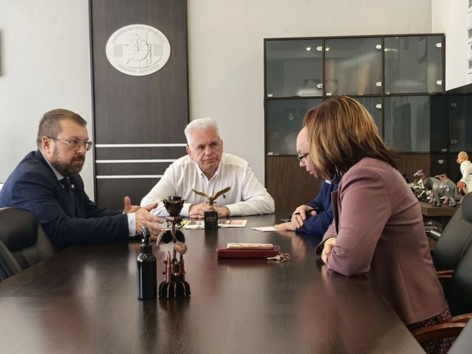 Председатель Магнитогорского городского Собрания Александр Морозов провел рабочую встречу с председателем Собрания Снежинского городского округа Сергеем Горшковым Председатель Магнитогорского городского Собрания Александр Морозов провел рабочую встречу с председателем Собрания Снежинского городского округа Сергеем Горшковым