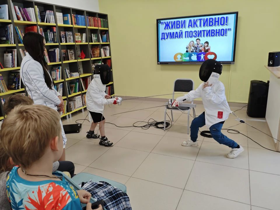 В библиотеке семейного чтения № 9 для ребят из летнего лагеря прошел познавательный и вдохновляющий спортивный диалог «Живи активно! Думай позитивно!» В библиотеке семейного чтения № 9 для ребят из летнего лагеря прошел познавательный и вдохновляющий спортивный диалог «Живи активно! Думай позитивно!»