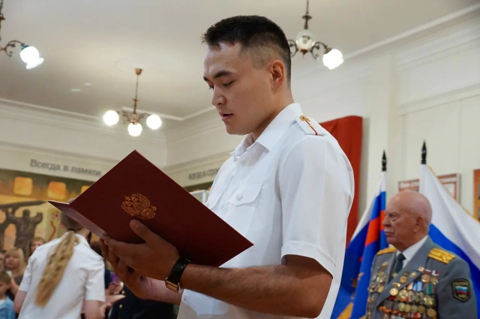 В День России в Магнитогорске 35 сотрудников полиции принесли присягу В День России в Магнитогорске 35 сотрудников полиции принесли присягу