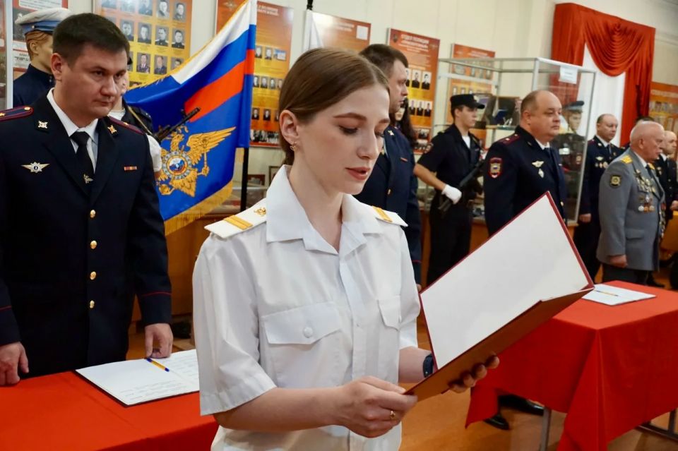 В День России в Магнитогорске 35 сотрудников полиции принесли присягу В День России в Магнитогорске 35 сотрудников полиции принесли присягу