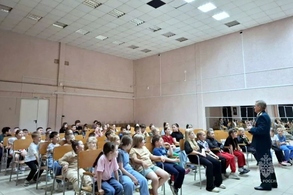Диалог поколений. Ветераны Магнитогорского пожарно-спасательного гарнизона встретились со школьниками, отдыхающими в городском летнем пришкольном лагере Диалог поколений. Ветераны Магнитогорского пожарно-спасательного гарнизона встретились со школьниками, отдыхающими в городском летнем пришкольном лагере