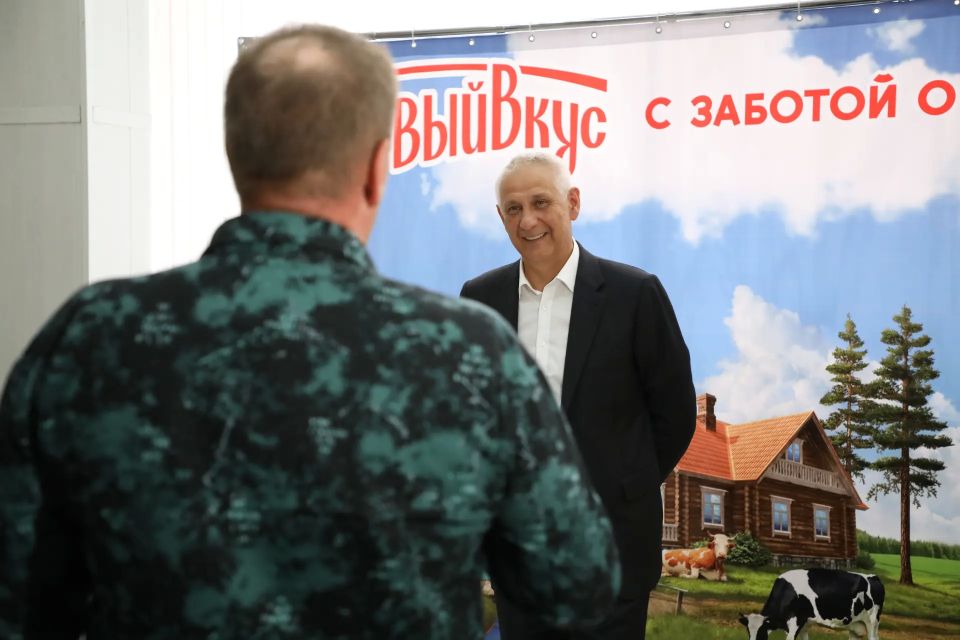 Глава Магнитогорска Сергей Бердников встретился с коллективом Магнитогорского молочного комбината, филиала АО «Группа Компаний «Российское Молоко» Глава Магнитогорска Сергей Бердников встретился с коллективом Магнитогорского молочного комбината, филиала АО «Группа Компаний «Российское Молоко»