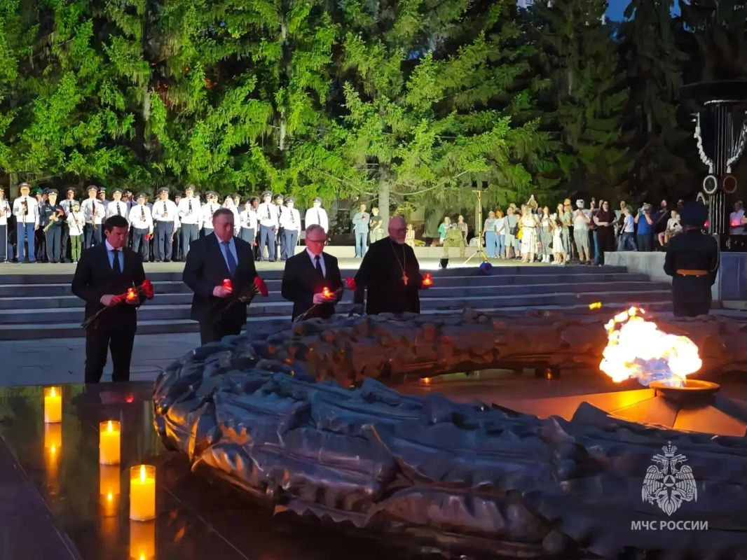 В Челябинске прошла акция «Свеча памяти», приуроченная ко Дню памяти и скорби В Челябинске прошла акция «Свеча памяти», приуроченная ко Дню памяти и скорби
