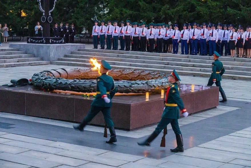 Более 400 свечей зажгли в память о героях Великой Отечественной в Челябинске Более 400 свечей зажгли в память о героях Великой Отечественной в Челябинске