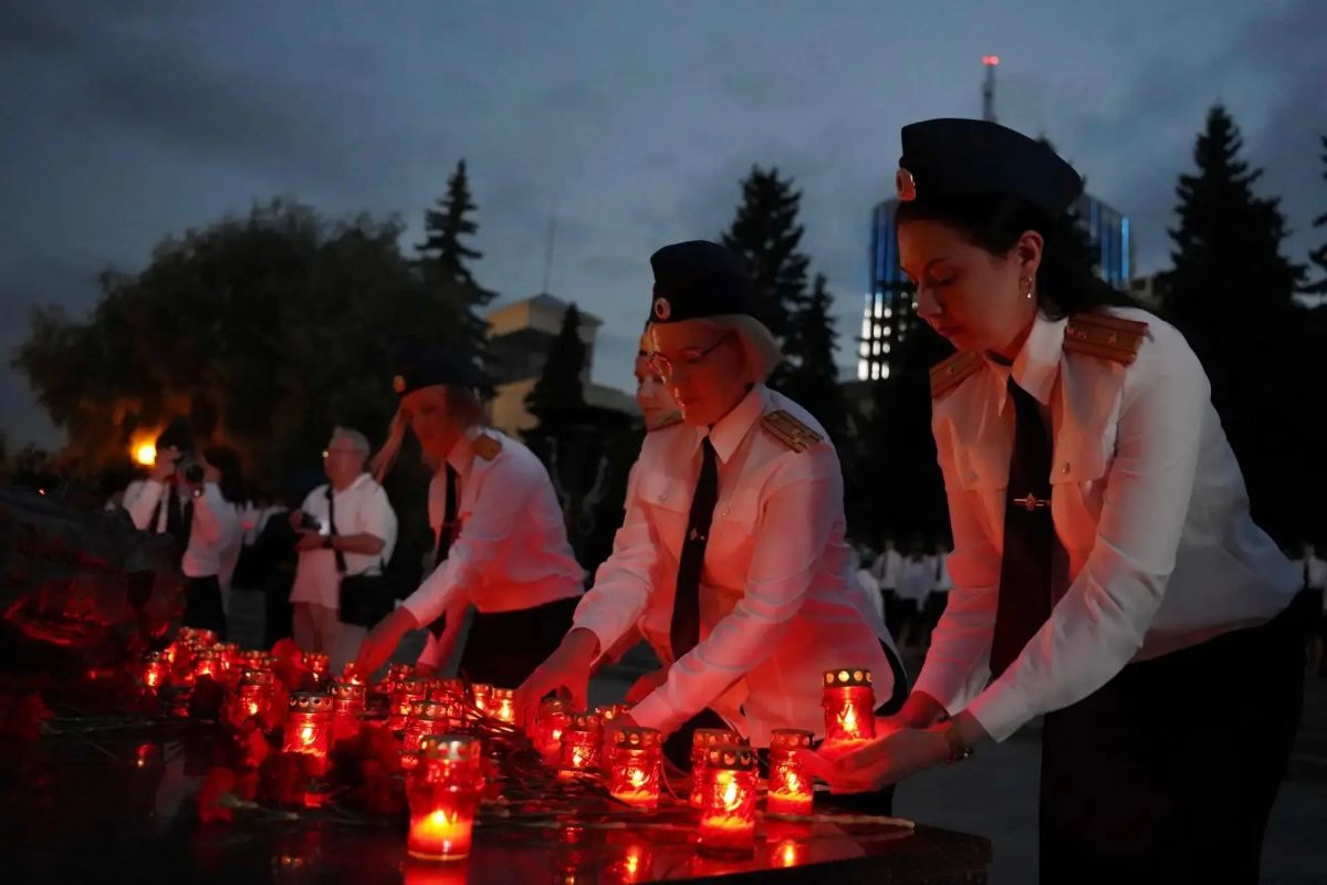В Челябинске прошла акция «Свеча памяти», приуроченная ко Дню памяти и скорби В Челябинске прошла акция «Свеча памяти», приуроченная ко Дню памяти и скорби