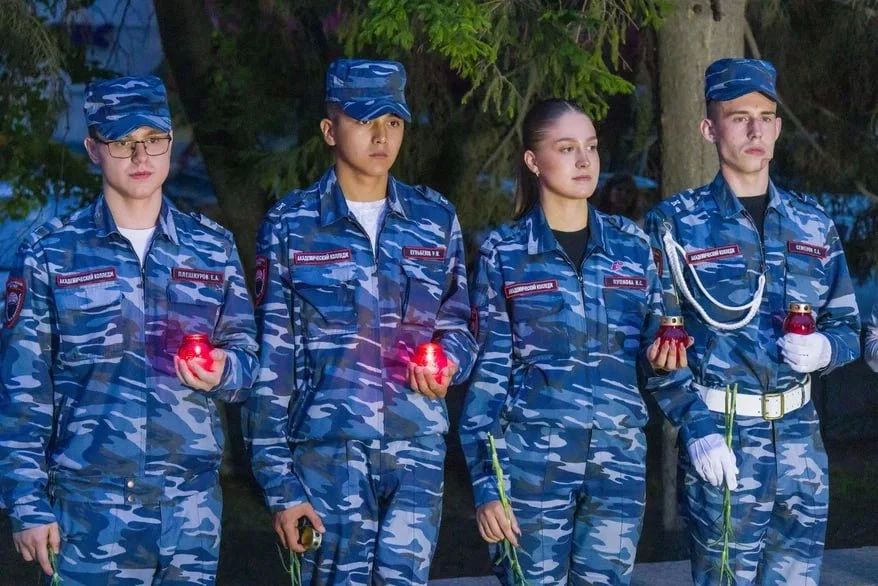 Более 400 свечей зажгли в память о героях Великой Отечественной в Челябинске Более 400 свечей зажгли в память о героях Великой Отечественной в Челябинске