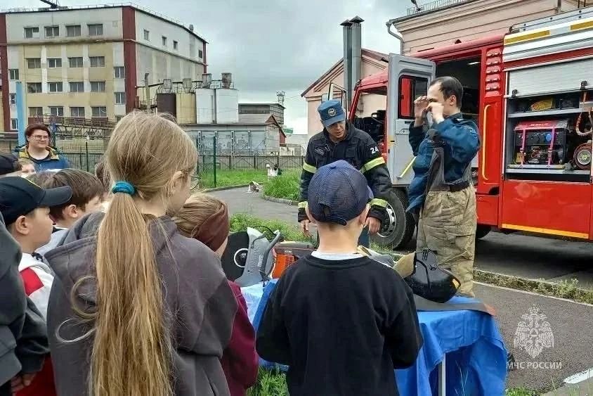 Безопасные каникулы вместе с МЧС России Безопасные каникулы вместе с МЧС России