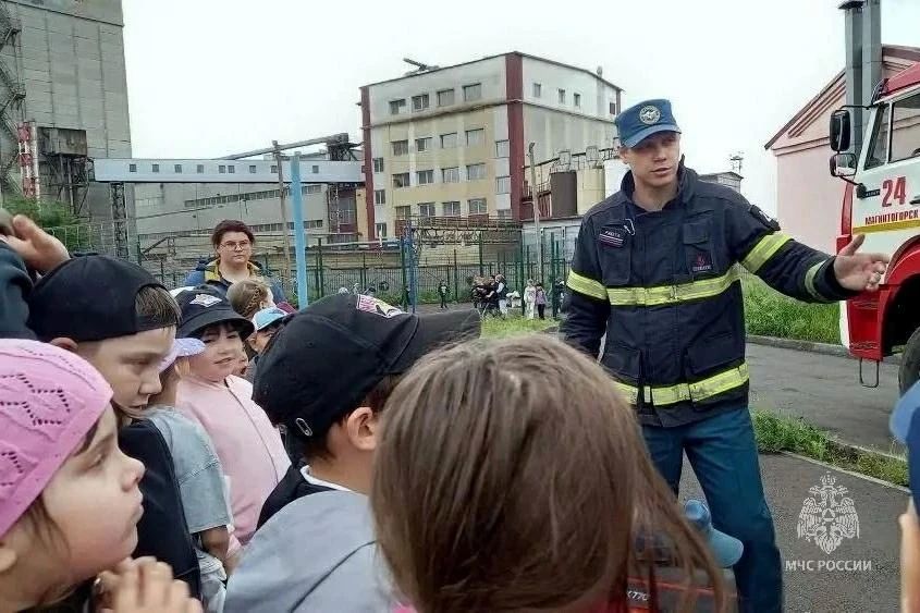 Безопасные каникулы вместе с МЧС России Безопасные каникулы вместе с МЧС России