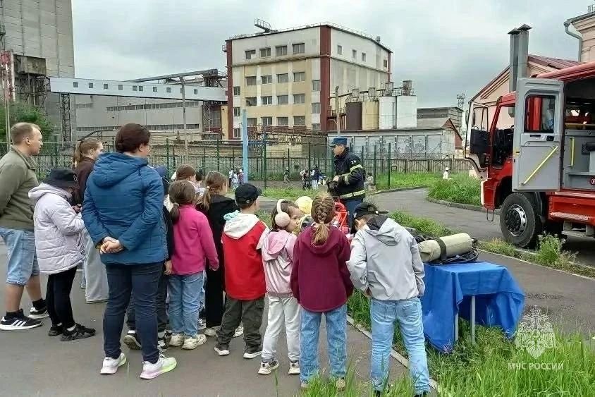 Безопасные каникулы вместе с МЧС России Безопасные каникулы вместе с МЧС России