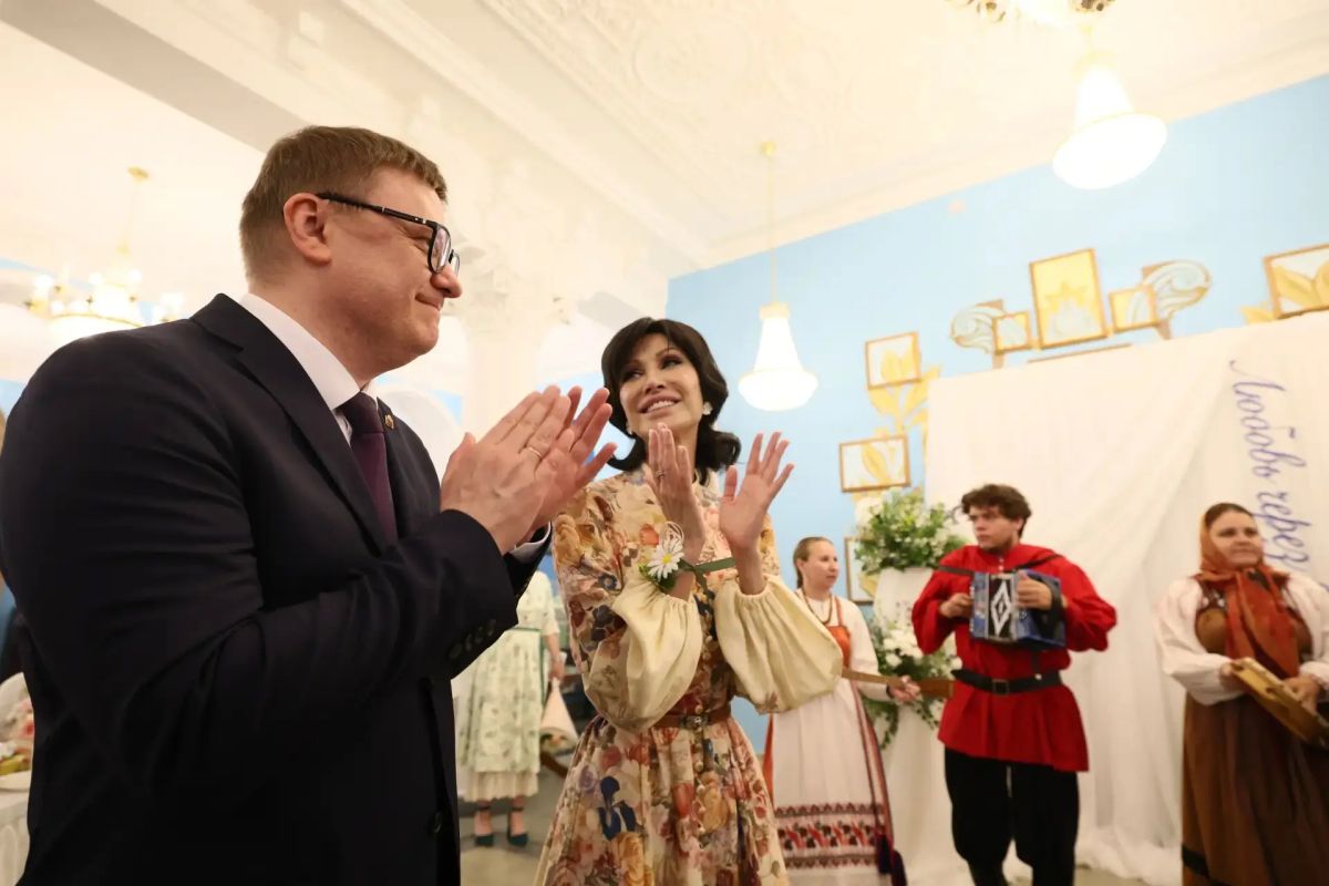 Южноуральским супружеским парам вручили медали «За любовь и верность» Южноуральским супружеским парам вручили медали «За любовь и верность»