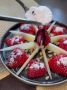 Эстетика контрастов в простом десерте с сыром и клубникой