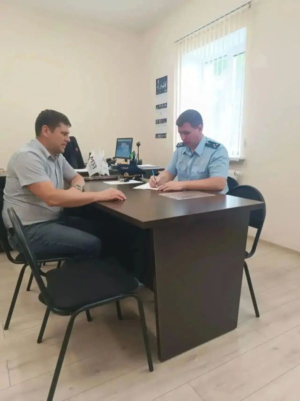 Прокурор Ленинского района г.Магнитогорска провёл выездной приём граждан в трудовом коллективе электродного завода Прокурор Ленинского района г.Магнитогорска провёл выездной приём граждан в трудовом коллективе электродного завода