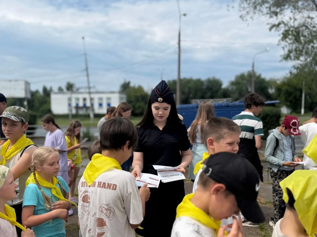 Сотрудники Госавтоинспекции совместно с представителями кикшеринга учат магнитогорцев управлять электросамокатами Сотрудники Госавтоинспекции совместно с представителями кикшеринга учат магнитогорцев управлять электросамокатами