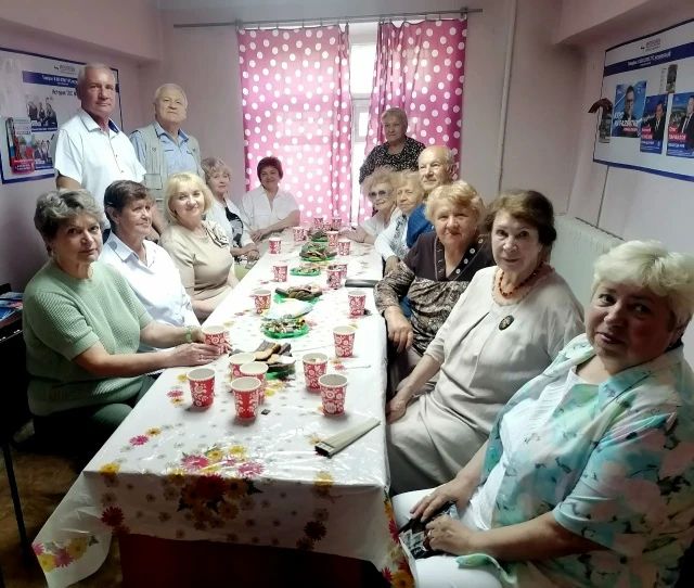 Праздники по-соседски: депутаты встретились с жителями в округах Праздники по-соседски: депутаты встретились с жителями в округах