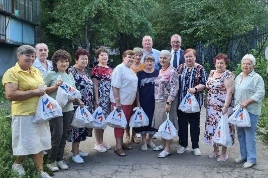 Праздники по-соседски: депутаты встретились с жителями в округах Праздники по-соседски: депутаты встретились с жителями в округах