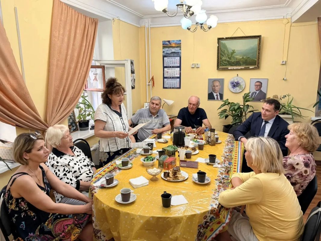 Праздники по-соседски: депутаты встретились с жителями в округах Праздники по-соседски: депутаты встретились с жителями в округах