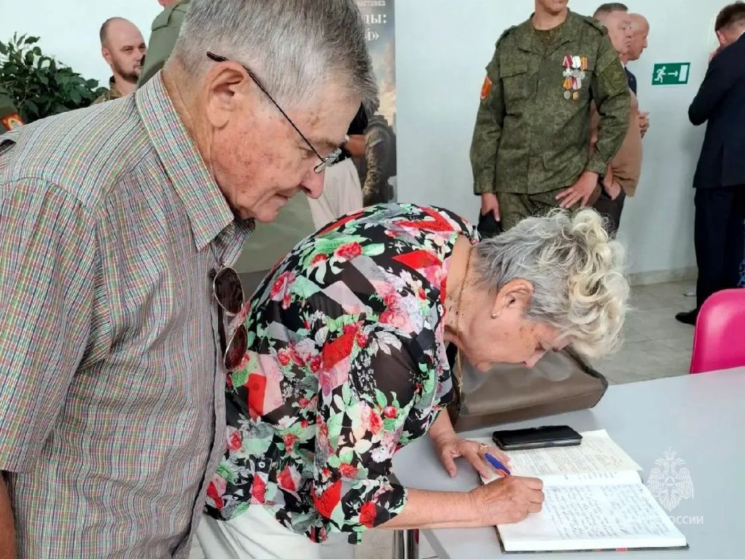 Связь поколений в красках. Ветераны Магнитогорского пожарно-спасательного гарнизона посетили открытие выставки «Портреты Победы: связь поколений» В Центральной библиотеке имени Бориса Ручьёва состоялось открытие выставки... Связь поколений в красках. Ветераны Магнитогорского пожарно-спасательного гарнизона посетили открытие выставки «Портреты Победы: связь поколений» В Центральной библиотеке имени Бориса Ручьёва состоялось открытие выставки...