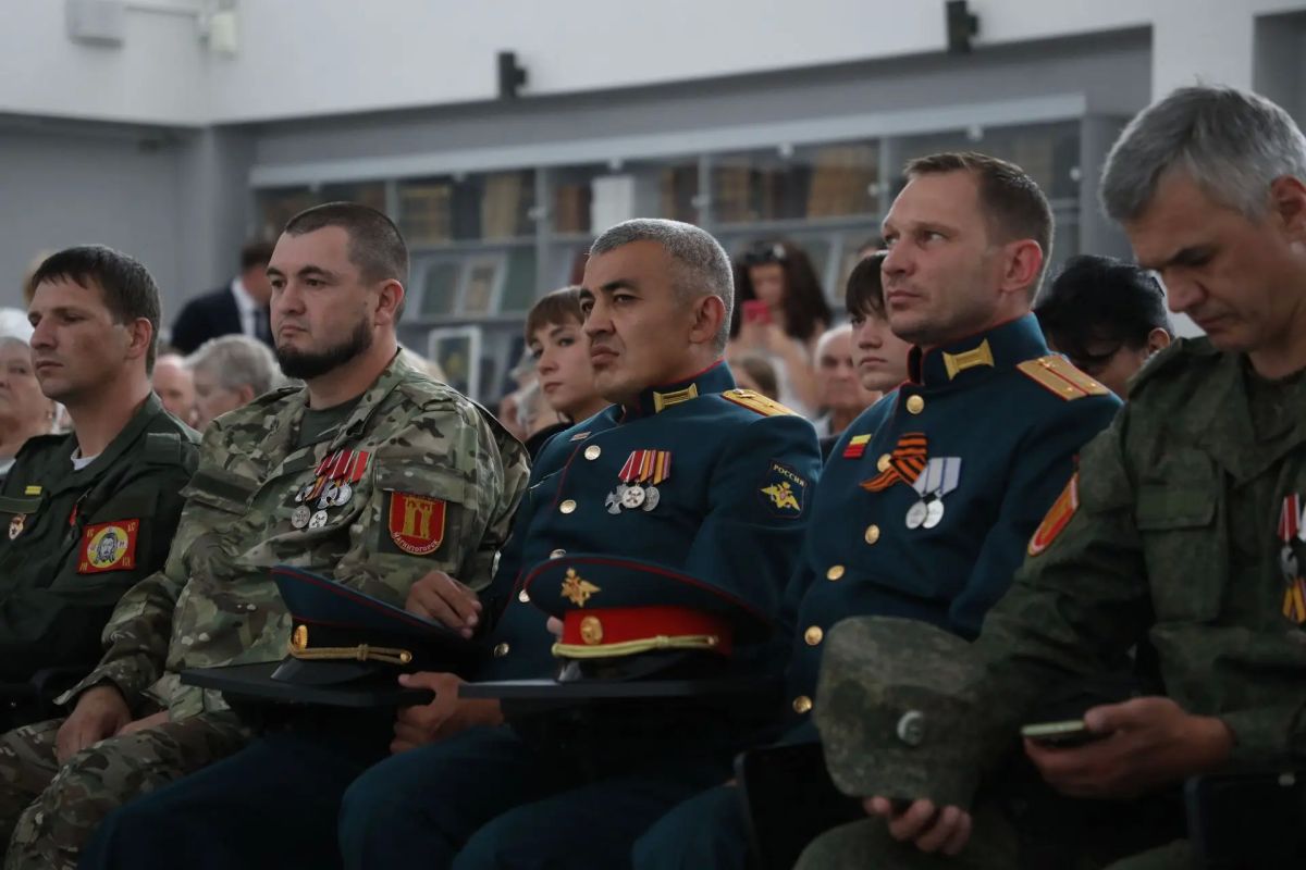 В Центральной библиотеке имени Бориса Ручьева открылась культурно-историческая экспозиция «Портреты Победы: связь поколений» В Центральной библиотеке имени Бориса Ручьева открылась культурно-историческая экспозиция «Портреты Победы: связь поколений»
