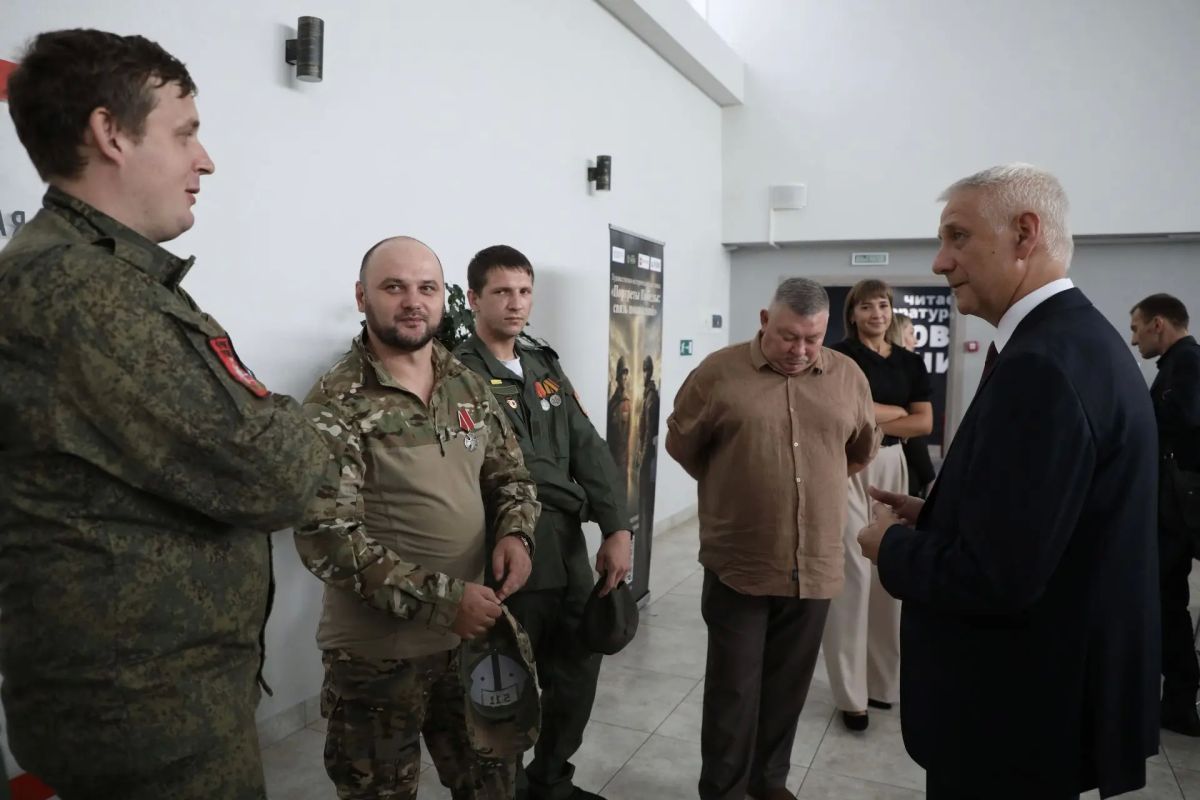 В Центральной библиотеке имени Бориса Ручьева открылась культурно-историческая экспозиция «Портреты Победы: связь поколений» В Центральной библиотеке имени Бориса Ручьева открылась культурно-историческая экспозиция «Портреты Победы: связь поколений»