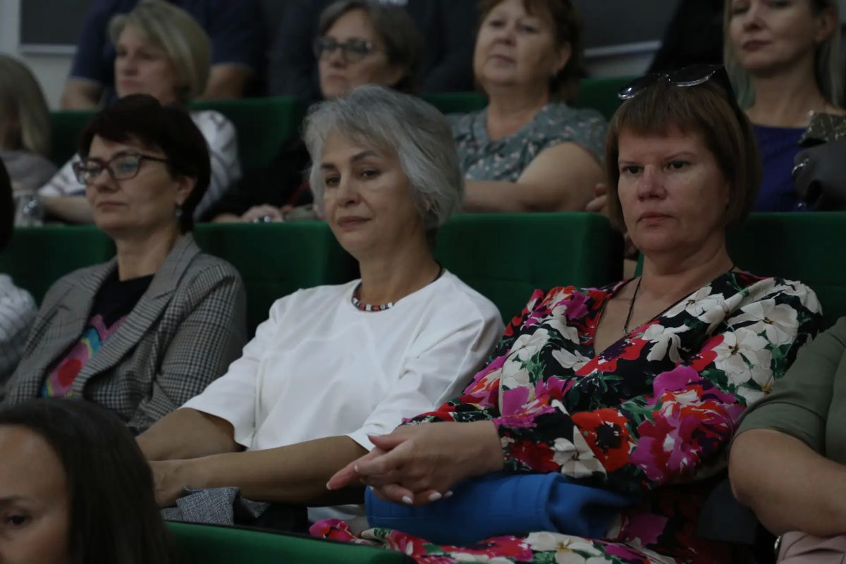 В малом зале администрации города состоялась рабочая встреча представителей сферы культуры Магнитогорска с главным специалистом по профориентационной работе ПАО «ММК» Владимиром Дремовым В малом зале администрации города состоялась рабочая встреча представителей сферы культуры Магнитогорска с главным специалистом по профориентационной работе ПАО «ММК» Владимиром Дремовым