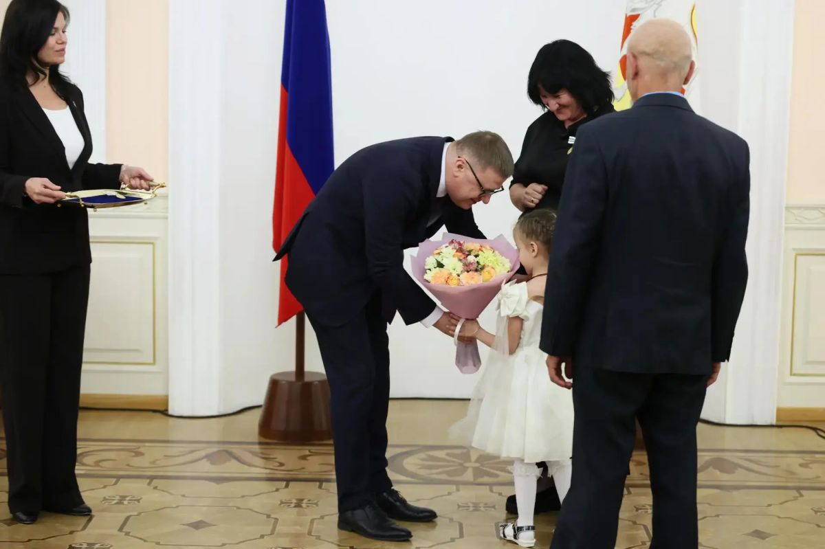 Алексей Текслер вручил государственные и региональные награды жителям Южного Урала Алексей Текслер вручил государственные и региональные награды жителям Южного Урала