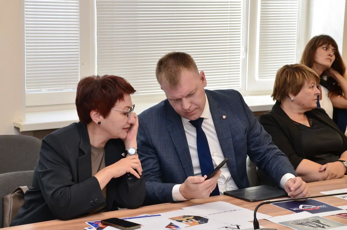 Кто создаст логотип века?. Сегодня в Магнитогорске прошло жаркое заседание конкурсной комиссии по выбору логотипа к 100-летию города Кто создаст логотип века?. Сегодня в Магнитогорске прошло жаркое заседание конкурсной комиссии по выбору логотипа к 100-летию города