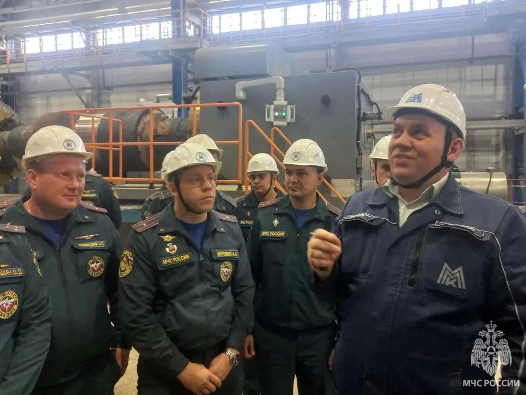 Сотрудники МЧС России посетили «Магнитогорский завод прокатных валков» Сотрудники МЧС России посетили «Магнитогорский завод прокатных валков»