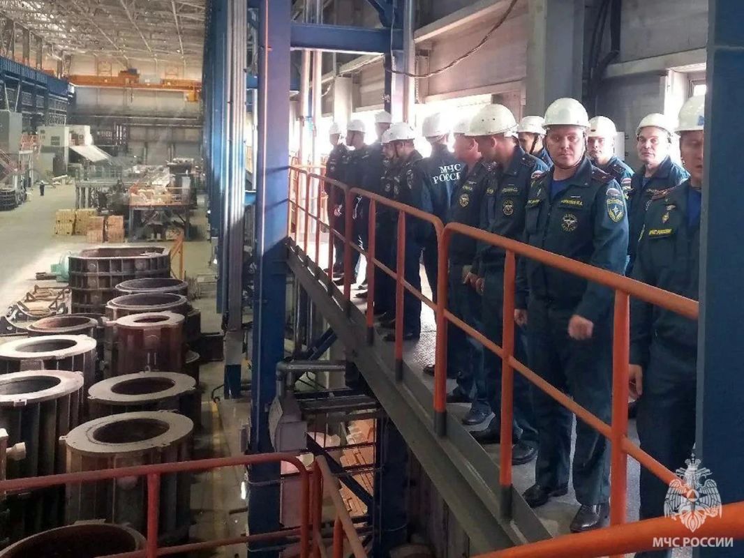 Сотрудники МЧС России посетили «Магнитогорский завод прокатных валков» Сотрудники МЧС России посетили «Магнитогорский завод прокатных валков»